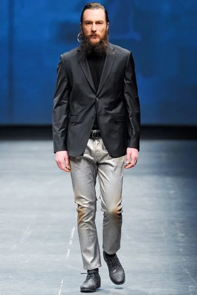 Look 32